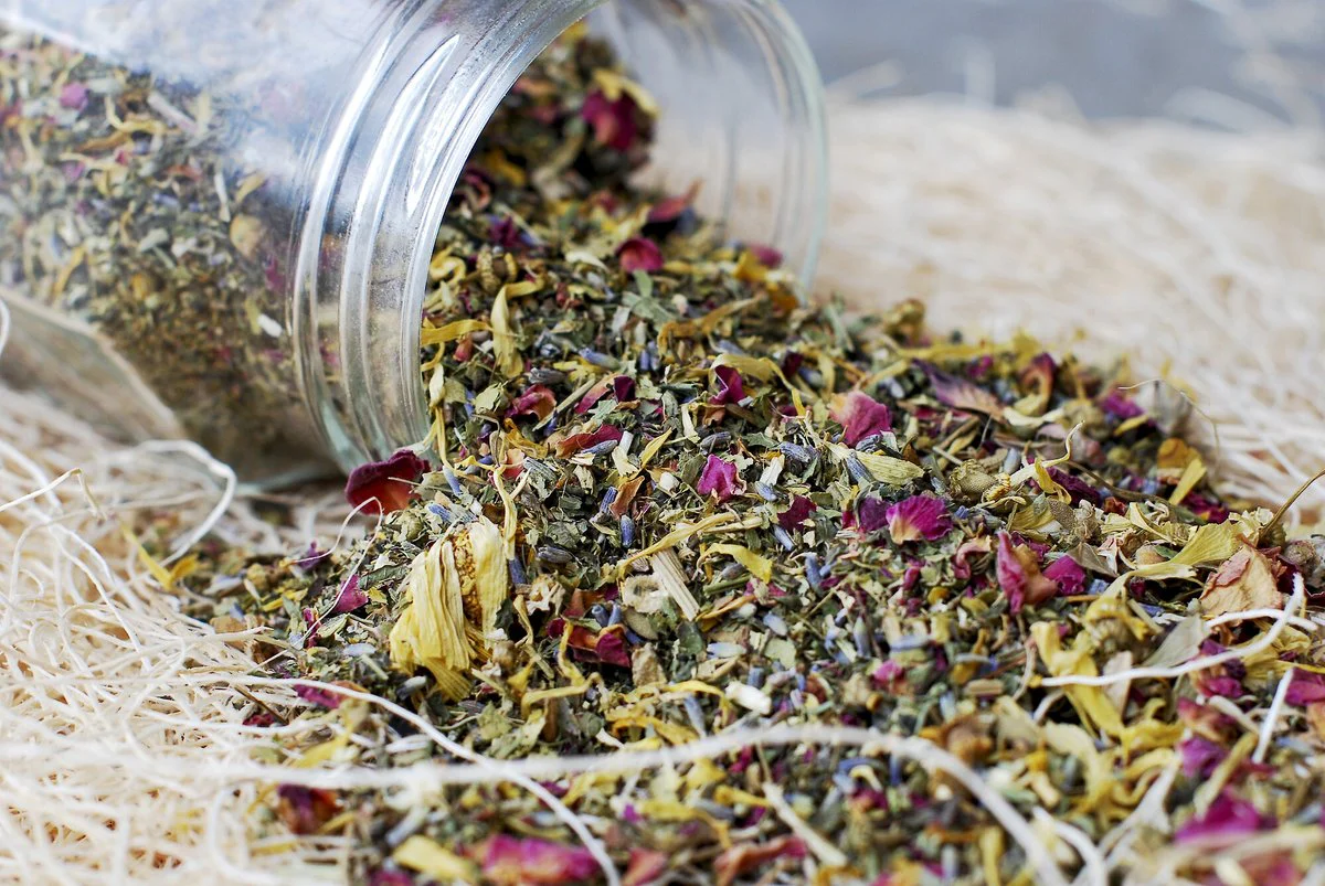 Chicken Nesting Pads with Aromatic Nest Herbs | 13 x 13 Inches | Pack of 10 - Image 3