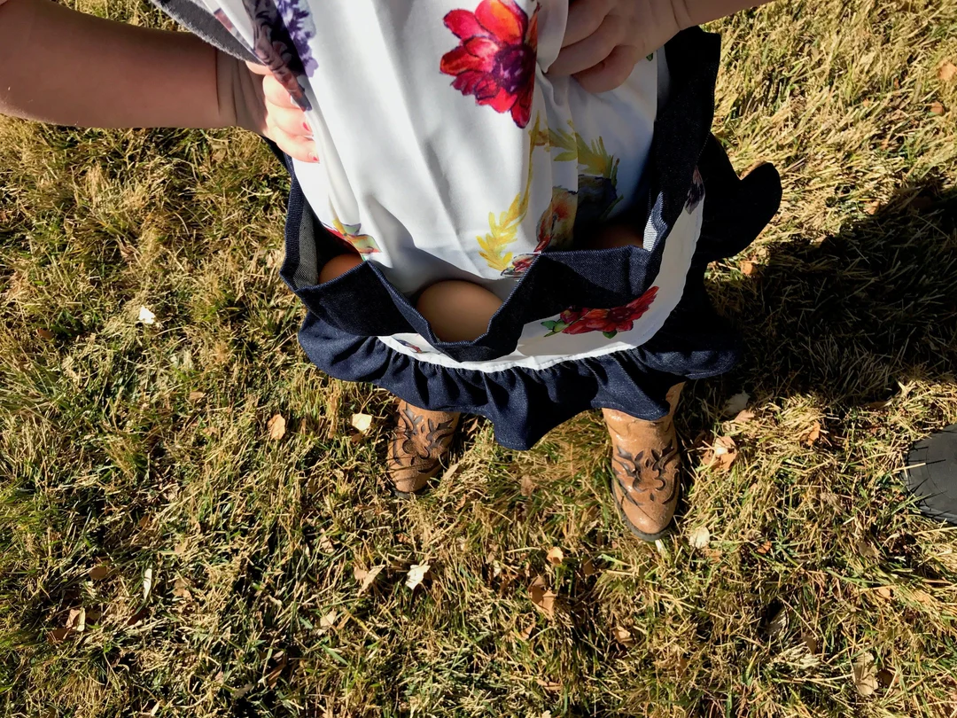 Egg Apron Full Length Chicken Print - Image 3